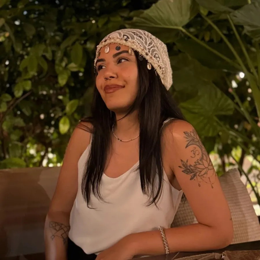 Gonca Kaya Mbowe, yeşillikler arasında gülümsüyor